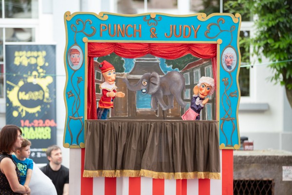 Lutkarska predstava Punch & Judy razveselila najmlađe!